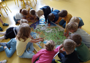 Dzieci szukają ciekawych miejsc na mapie Europy.
