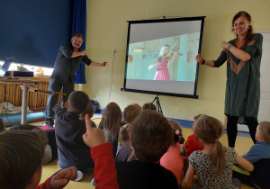 Zajęcia Fundacji Szkatułka- dzieci oglądają prezentację o muzyce i obrazach.