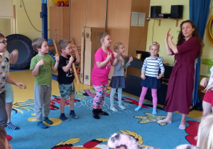 Warsztaty unijne - tańce. Dzieci tańczą w sali gimnastycznej.