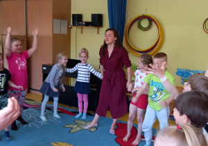 Warsztaty unijne - tańce. Dzieci tańczą w sali gimnastycznej.