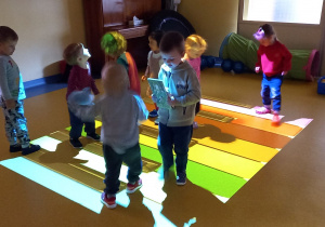 Dzieci bawią się na interaktywnym dywanie.