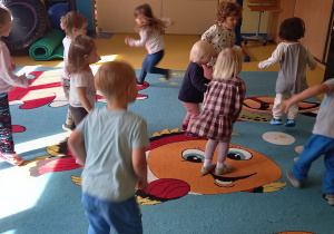 Warsztaty muzyczne - dzieci tańczą.