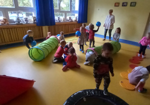 Dzień Przedszkolaka - dzieci bawią się w sali gimnastycznej.