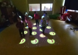 Dzień Przedszkolaka - dzieci bawią się na interaktywnym dywanie.