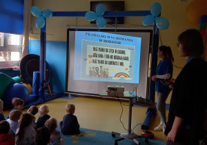 Dzieci oglądają prezentację multimedialną o Prawach Dziecka.