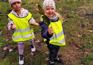 Dziewczynki trzymają liście.