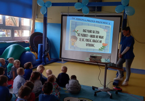 Dzieci oglądają slajdy dotyczące praw dziecka.