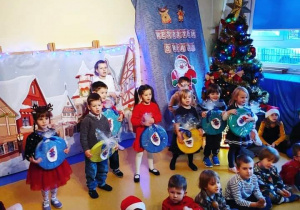 Dzieci śpiewają piosenkę o świątecznych jagodach.