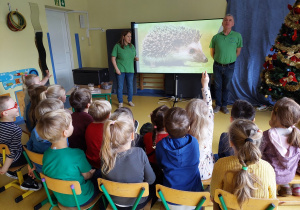 Warsztaty Wesołego Uniwersytetu- dzieci oglądają prezentację o zwierzętach.