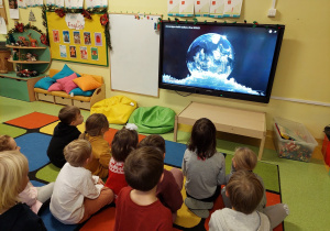 Dzieci oglądają film o zamarzających bańkach mydlanych.