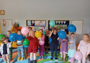 Dzieci prezentują pomalowane balony.