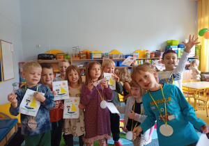 Dzieci otrzymały dyplomy i medale z okazji Dnia Przedszkolaka.