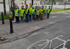 Dzieci poznają znaki drogowe podczas spaceru.
