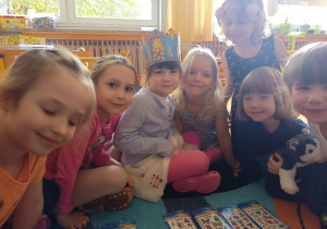 Dzieci świętują urodziny Lidki.