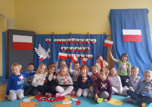 Dzieci obchodzą Święto Niepodległości.