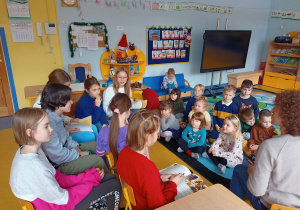 Uczennice z SP34 czytają dzieciom.