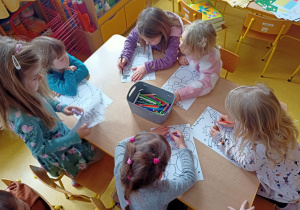Dzieci kolorują obrazki, które dostały od uczennic z SP34.
