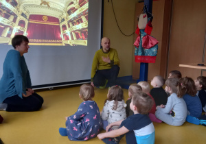 Fundacja Szkatułka. Dzieci oglądają wnętrze opery na ekranie.