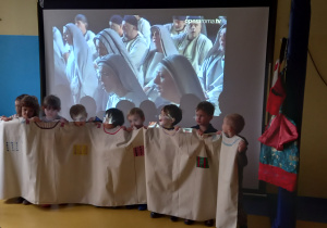 Fundacja Szkatułka. Dzieci udają, że śpiewają w chórze.