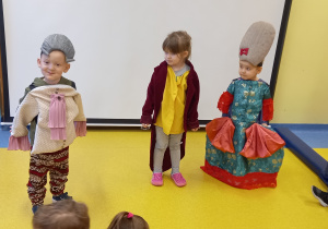 Fundacja Szkatułka. Troje dzieci jest przebranych w kostiumy teatralne.