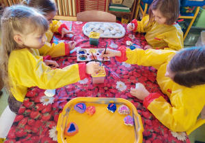 Dzieci malują gipsowe zawieszki.