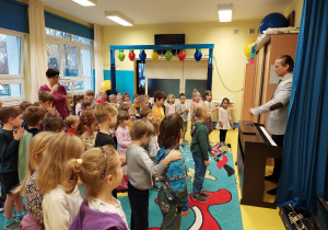Koncert na pianinie- dzieci uczą się tańca.