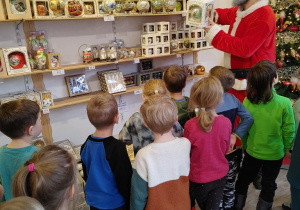 Fabryka bombek- dzieci zwiedzają sklep z bobmbkami.