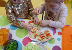 Dzieci ozdabiają warzywami kanapki.