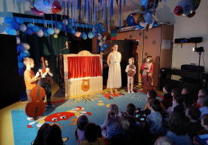 Teatrzyk muzyczny- dzieci udają orkiestrę.