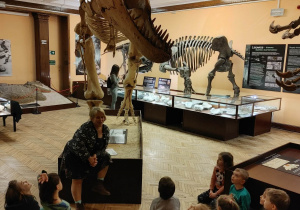 Wycieczka do muzeum ewolucji- wspólne zdjęcie ze szkieletem.