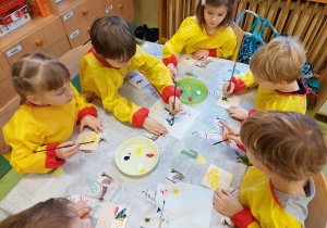 Warsztaty Fundacji Szkatułka- dzieci malują własny kafelek mozaiki.