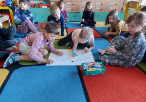 Dzieci rysują garnek z marcową pogodą.