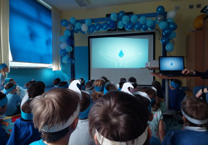 Dzieci oglądają film o oszczędzaniu wody.