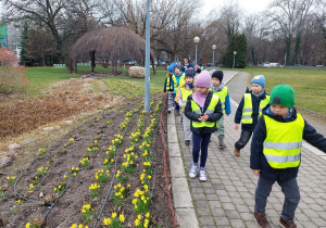 Dzieci szukają roślin w ogrodach Biblioteki Uniwersyteckiej.