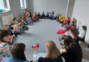 Uniwersytet najmłodszych- dzieci uczą się o krajach niemieckojęzycznych.