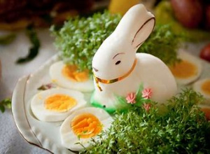 Cukrowy króliczek, jajka i rzeżucha na talerzu
