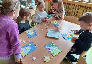 Dzieci tworzą kartki wielkanocne.
