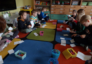 Zajęcia dydaktyczne- dzieci rysują kurczaki na kartkach.