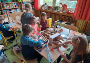 Dzieci tworzą własne zabawki z recyclingu.