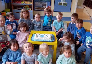 Urodziny Kropelki. Dzieci siedzą wokół tortu urodzinowego Wiślanej Kropelki.