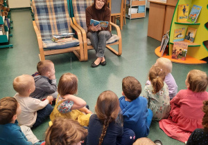 Wizyta w bibliotece szkolnej. dzieci słuchają głośnego czytania.