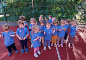 Dzień przedszkolaka- dzieci dostały medale za udział w zabawie sportowej,
