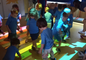 Dzień przedszkolaka. Dzieci bawią się na interaktywnym magicznym dywanie.