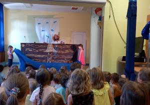 Dzieci oglądają przedstawienie o przygodach Guliwera.