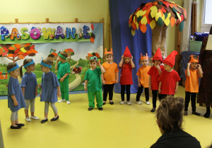 Pasowanie na Przedszkolaka- dzieci występują na scenie.