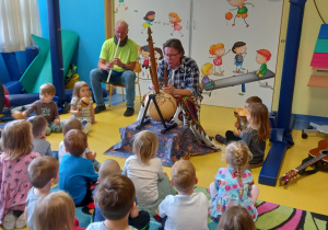 Dzieci słuchają koncertu oraz poznają egzotyczne instrumenty.