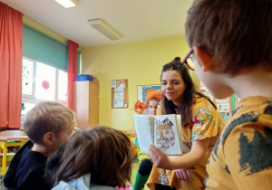 Mama pokazuje ilustracje "Pippi Pończoszanki".