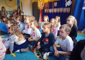 Dzieci oglądają film edukacyjny z okazji Święta Niepodległości.