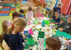 Dzieci wykonują prace plastyczno-techniczne podczas tygodnia bez zabawek.