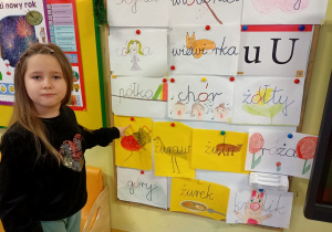 Dziewczynka wskazuje wyraz z "u".